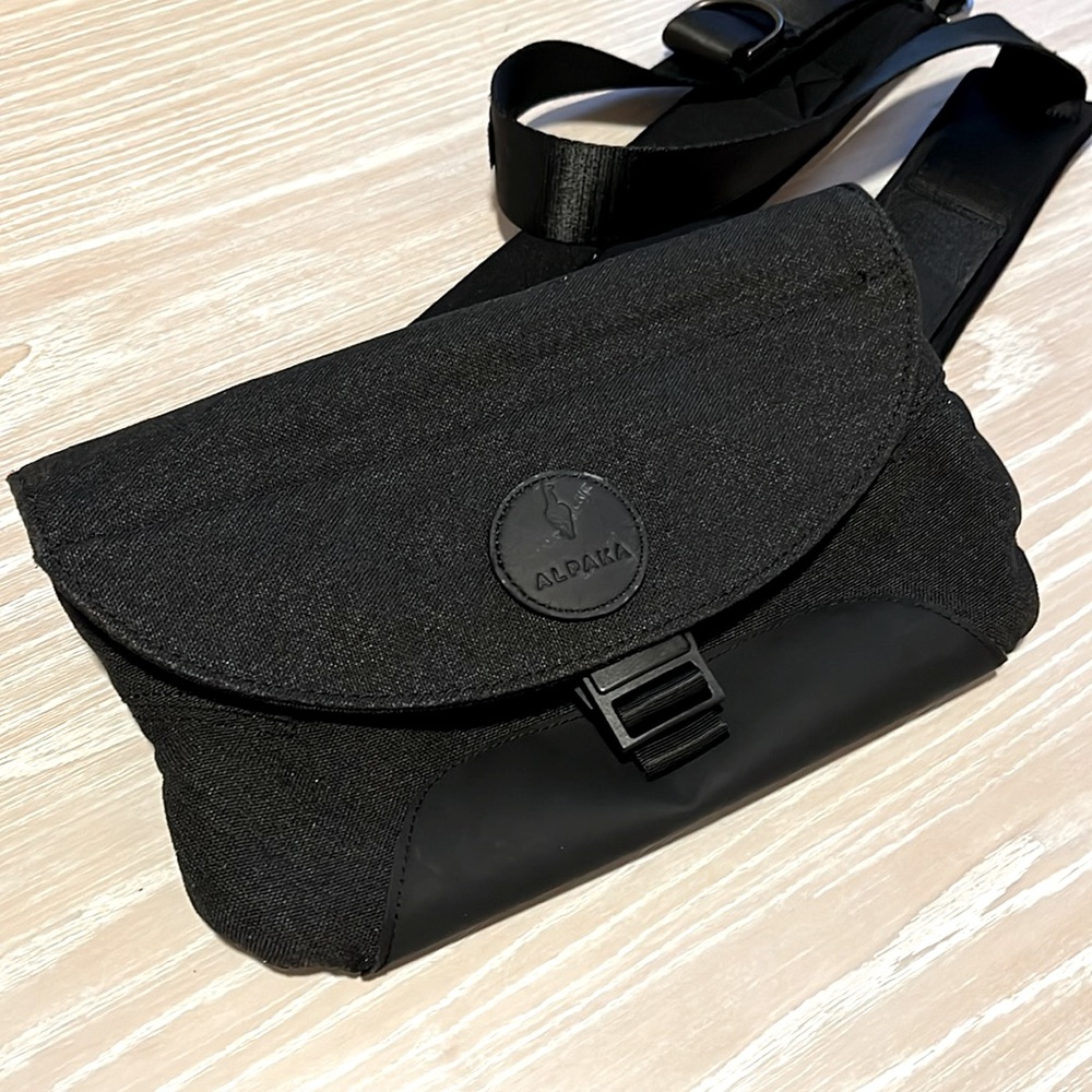 Alpaka black sling bag